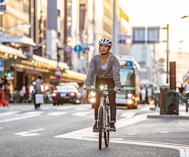 Read more about the article Essential Urban Cycling Tips for Safe and Enjoyable Commutes